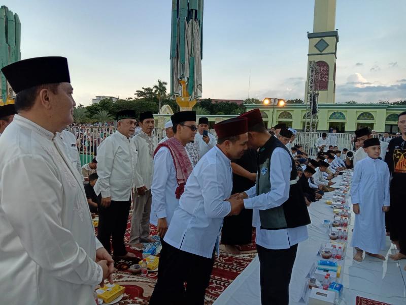 Ribuan Umat Muslim Membludak Buka Puasa Bareng UAS